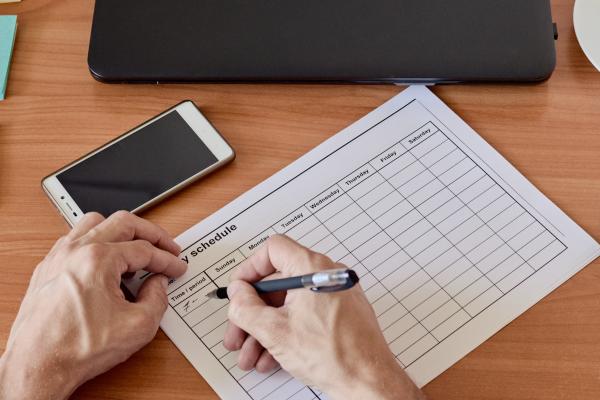 personne qui renseigne une feuille de pointage