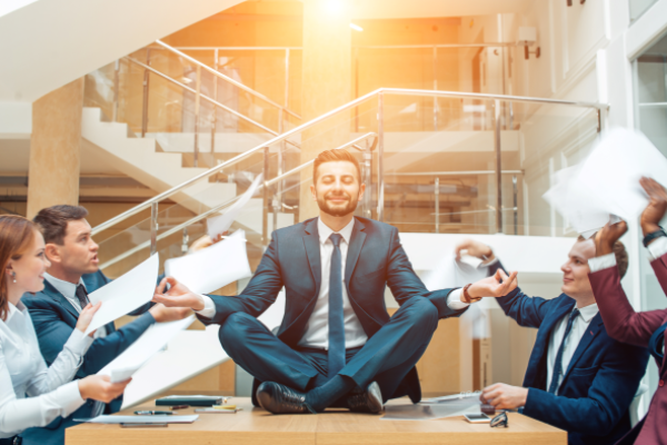 Homme zen autour de personnes énervées