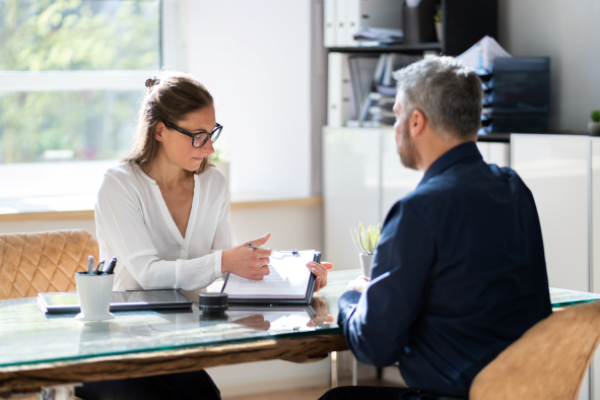 Collaborateur et RH réalisant un entretien annuel