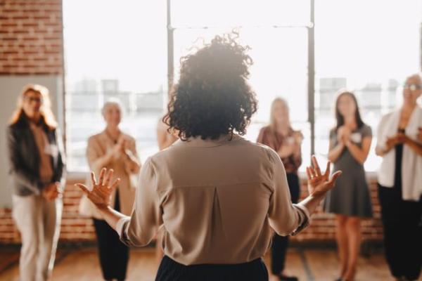 Femme en train de coacher une équipe