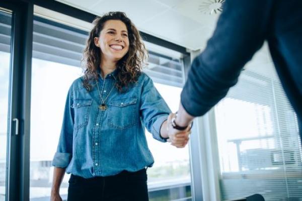 Employeur qui accueil un nouveau collaborateur