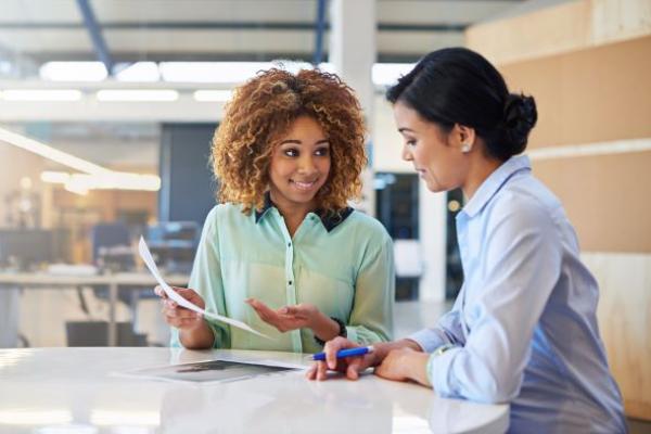 Manager et collaborateur pendant un entretien comportemental