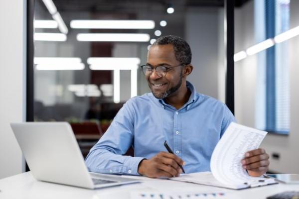 Un homme regardant son ordinateur