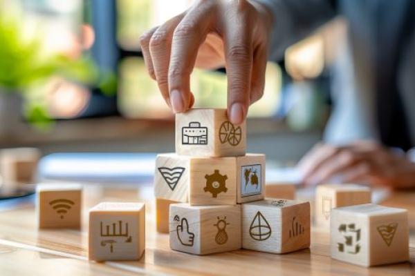 Pile de cubes de bois représentant les softskills