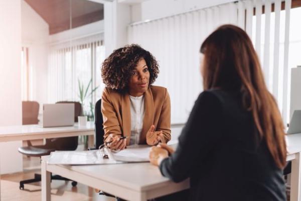 Manager et collaborateur en entretien, illustrant les biais inconscients.