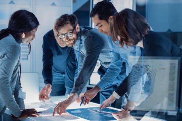 Employés en brainstorming dans un espace de travail créatif