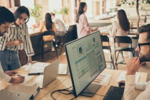 Réunion de collaboration entre une entreprise et une association locale, symbolisant un partenariat pour un impact positif.