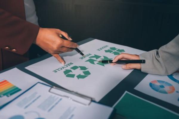 Groupes de personnes travaillant sur la compensation carbone, les émissions de CO2 et le zéro déchet pour un avenir durable.