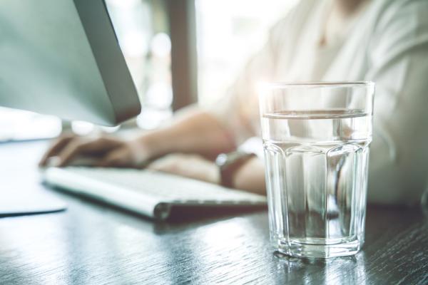 Canicule au travail : illustration d'un verre d'eau
