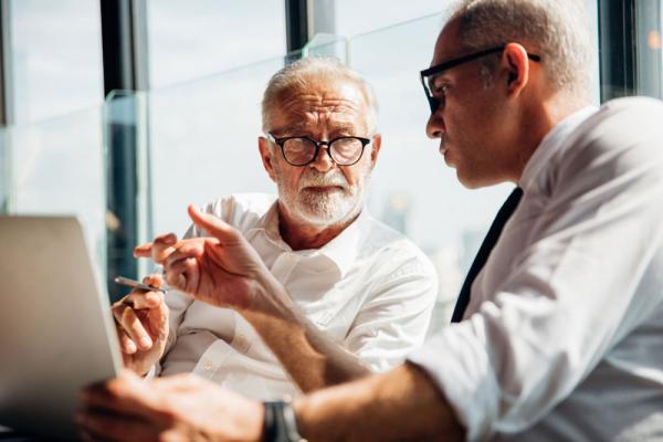 Employé senior travaillant en entreprise