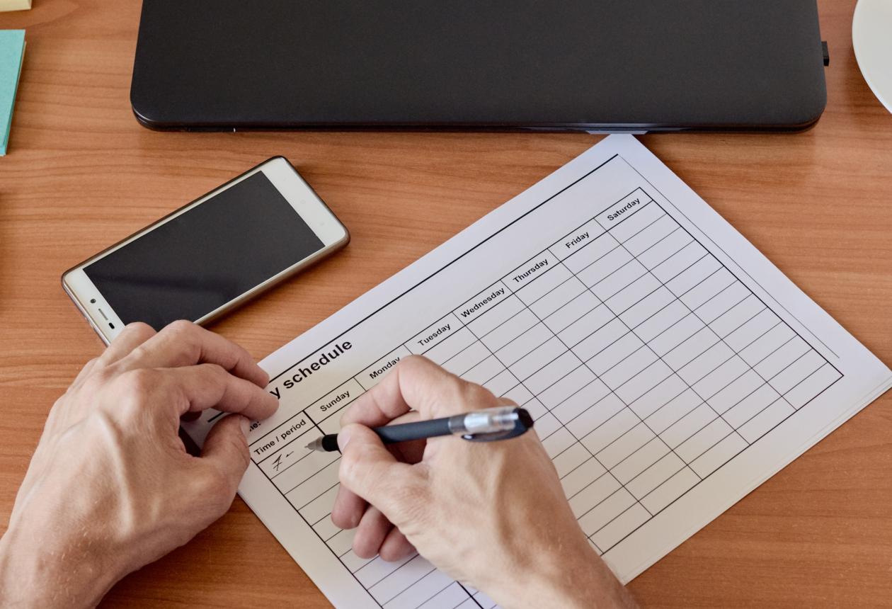 personne qui renseigne une feuille de pointage