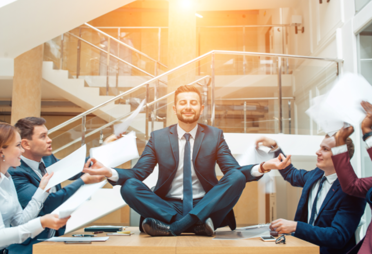 Homme zen autour de personnes énervées