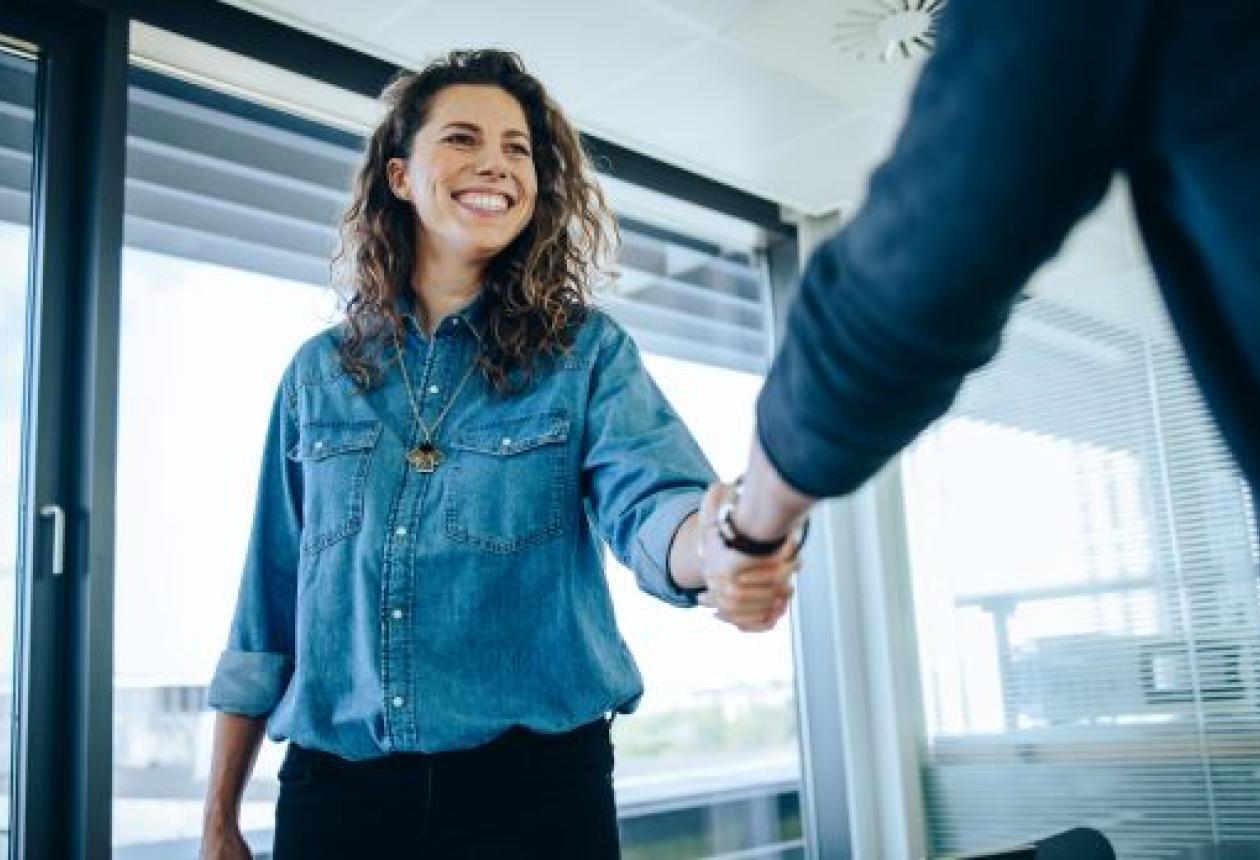 Employeur qui accueil un nouveau collaborateur