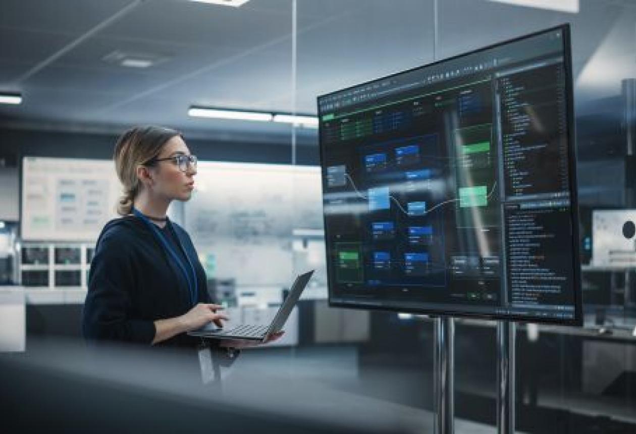 Employé en télétravail utilisant un VPN sécurisé pour protéger les données de l'entreprise