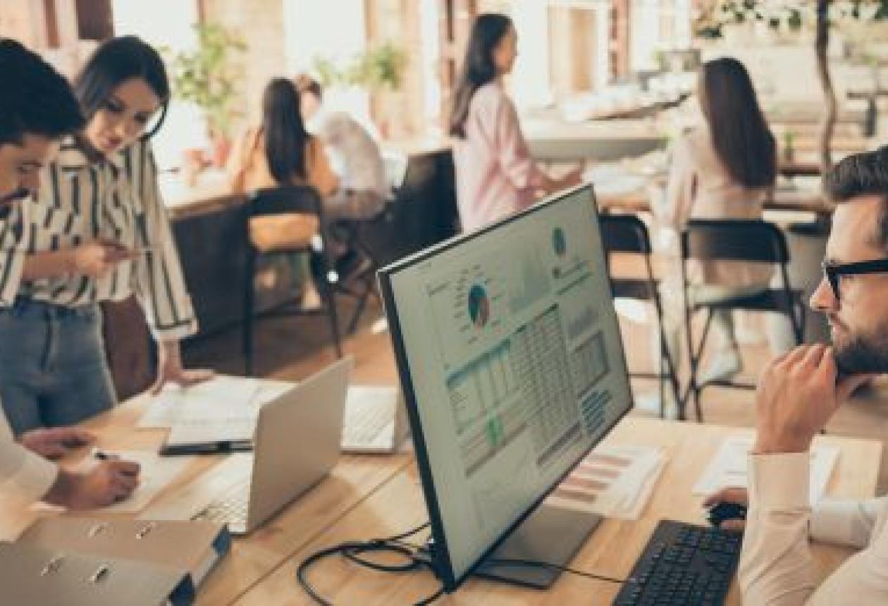 Réunion de collaboration entre une entreprise et une association locale, symbolisant un partenariat pour un impact positif.