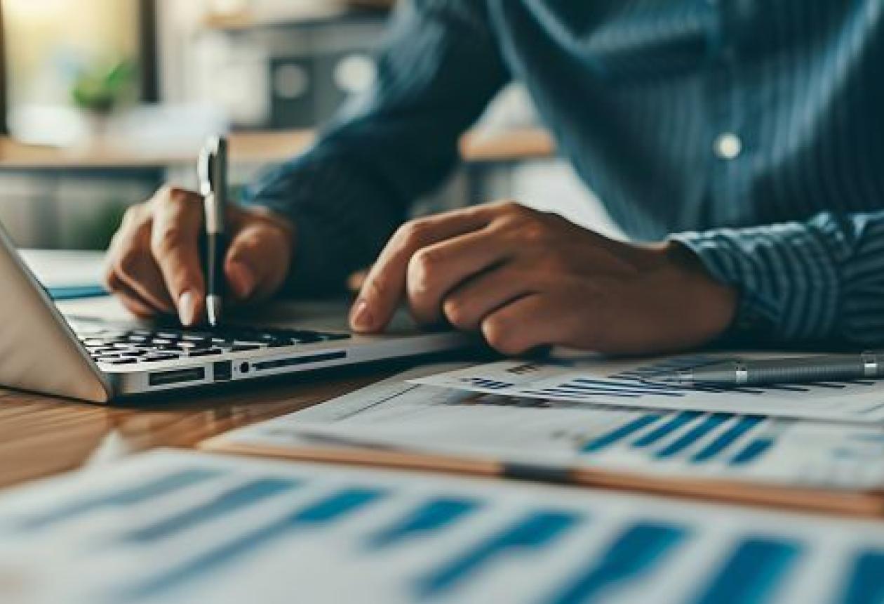 interface d'un logiciel de reporting RH avec des graphiques et des données d'analyse pour la gestion des ressources humaines