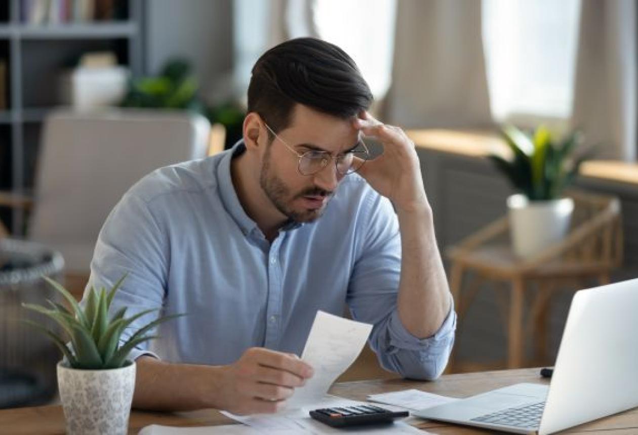 Salarié stressé au bureau, illustrant les risques psychosociaux en entreprise