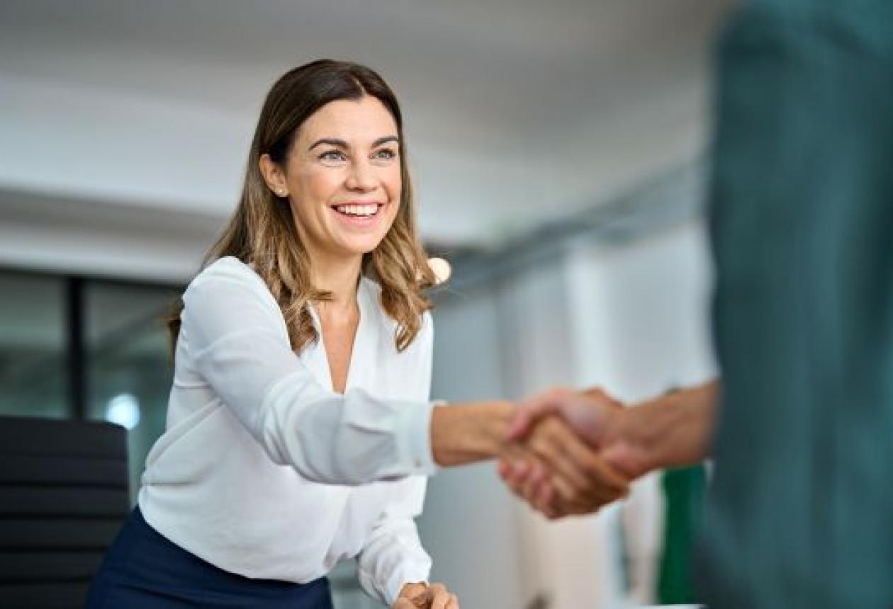 Illustrant le rôle des happiness managers et hospitality officers dans l’amélioration du bien-être des salariés et la rétention des talents en entreprise.