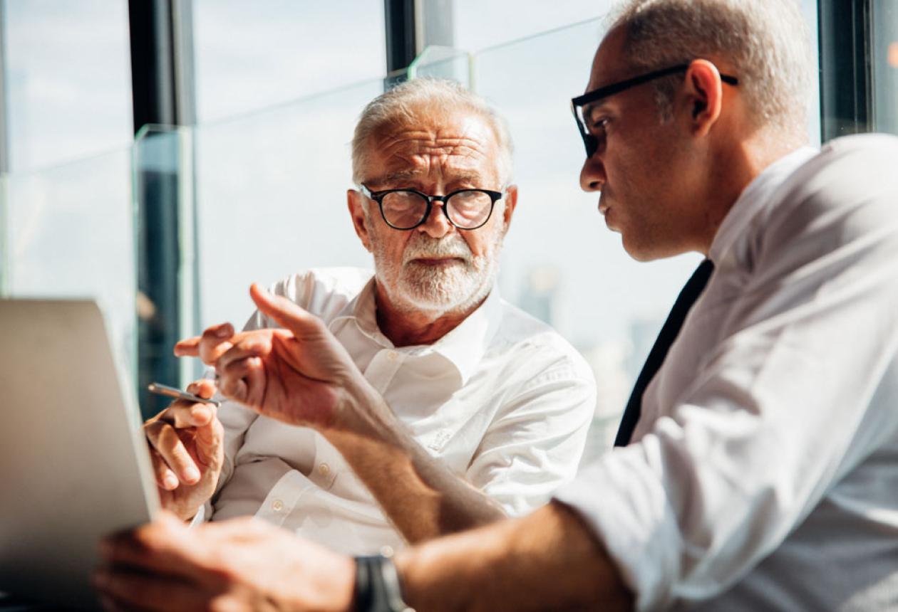 Employé senior travaillant en entreprise